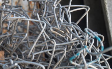 Büyük bir teneke tel yığını. Açık havada duran teneke tellere yakın plan.