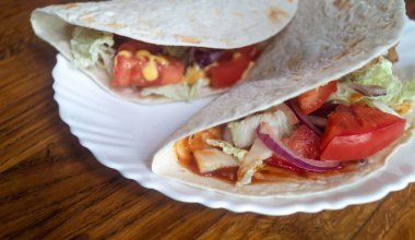 Beyaz tabağı dolduran iki tortilla. Yakın plan iki taco.