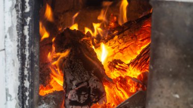 Fırının içinde yanan kömürler. Fırının içinde kömür yanıyor.