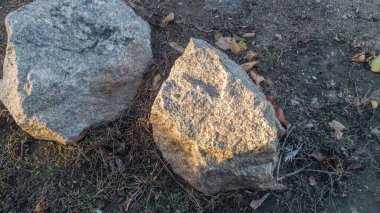 Güneş ışığında iki granit taş. Güneş ışığındaki büyük bir taşın yüzeyi