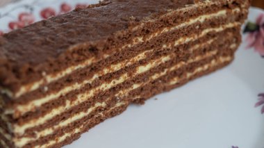 Tabağa katılmış çikolatalı kek. Yakın plan.