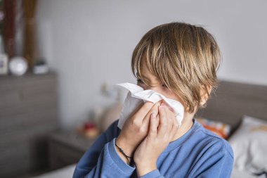 Küçük çocuk burnunu sildi. Alerjik çocuk, grip mevsimi. Soğuk Rhinitis 'li çocuk, soğuk sümük burunlu olsun. virüs ve enfeksiyon