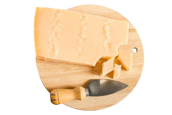 白い背景に隔離されたナイフでボード上のパルメザンチーズのピース — ストック写真
