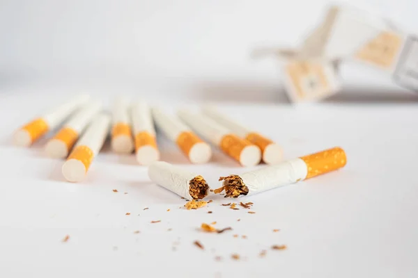 Σπασμένο Τσιγάρο Ένα Πακέτο Λευκό Φόντο Παγκόσμια Ημέρα Κατά Του Εικόνα Αρχείου