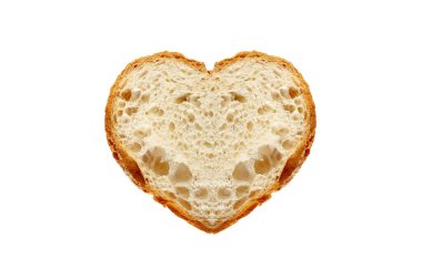 Ekmek parçasının üst görünümü kalp şeklinde kesilmiş beyaz arka planda izole edilmiş, ev yapımı fırın konsepti
