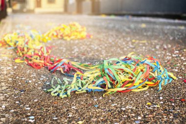 Karnaval geçit töreninden sonra caddelerdeki renkli konfeti ve flamaları kapatın.
