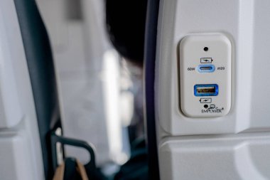 Seyahat ederken elektronik cihazları şarj etmek için USB portunu uçak koltuğunda kapat.