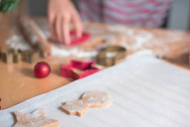 Ellerin arka planına karşı zencefilli kurabiyeleri kapat kurabiye yap.