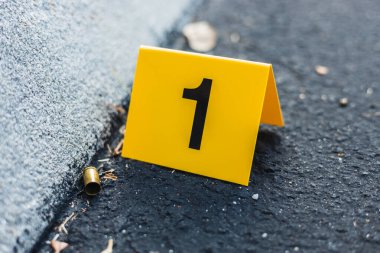9 mm 'lik kovanlı pirinç mermi kovanından sonra sokakta sarı bir suç mahalli delili var.
