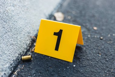 9 mm 'lik kovanlı pirinç mermi kovanından sonra sokakta sarı bir suç mahalli delili var.
