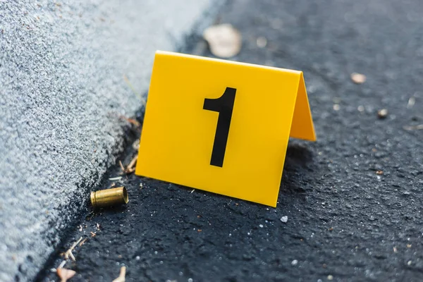9 mm 'lik kovanlı pirinç mermi kovanından sonra sokakta sarı bir suç mahalli delili var.