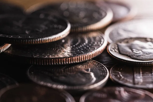 Bir yığın Amerikan dolarının makro görüntüsü metalik paralar