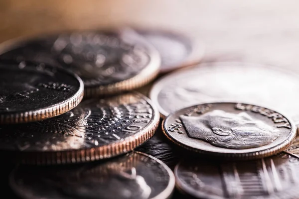 Bir yığın Amerikan dolarının makro görüntüsü metalik paralar
