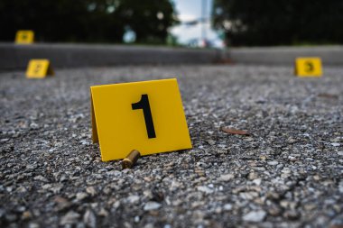 Bir grup sarı suç mahalli delili sokağın ortasında pirinç mermi kovanlı kovan tüfeğinden sonra.