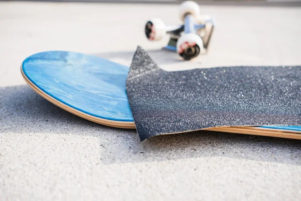 Het Aanbrengen Van Grip Tape Een Gloednieuw Skateboard Deck Naast — Stockfoto