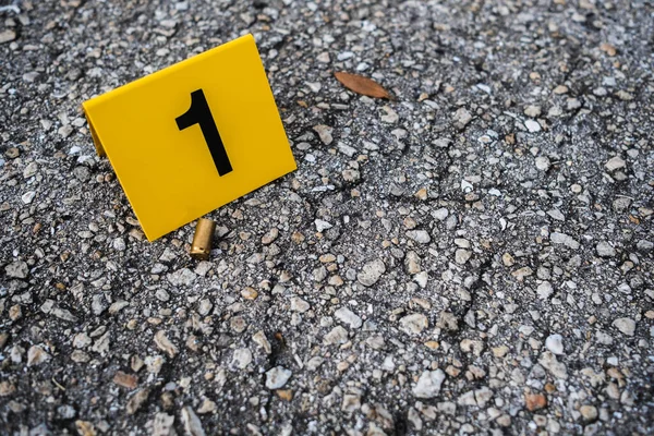 9 mm 'lik kovanlı pirinç mermi kovanından sonra sokakta sarı bir suç mahalli delili var.