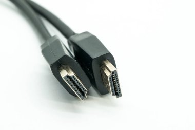 Beyaz arkaplandaki HDMI kablolarının yakın görüntüsü.