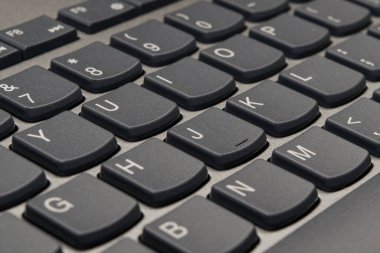 Siyah dizüstü bilgisayarın klavyesinin yakın görüntüsü