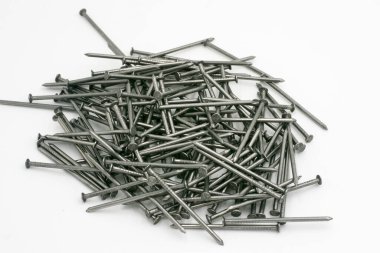 Beyaz arkaplana yerleştirilmiş metal çiviler