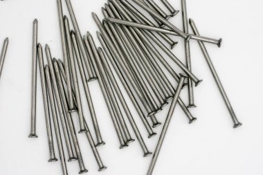 Beyaz arkaplana yerleştirilmiş metal çiviler