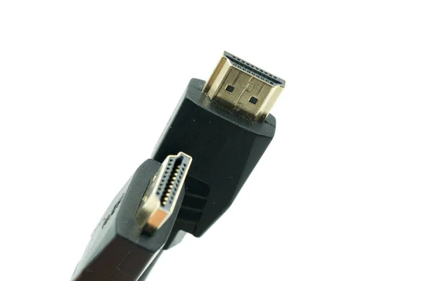 Beyaz arkaplandaki HDMI kablolarının yakın görüntüsü.