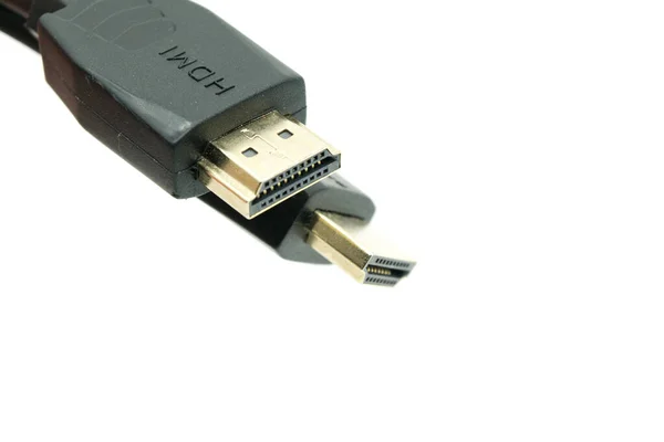 Beyaz arkaplandaki HDMI kablolarının yakın görüntüsü.