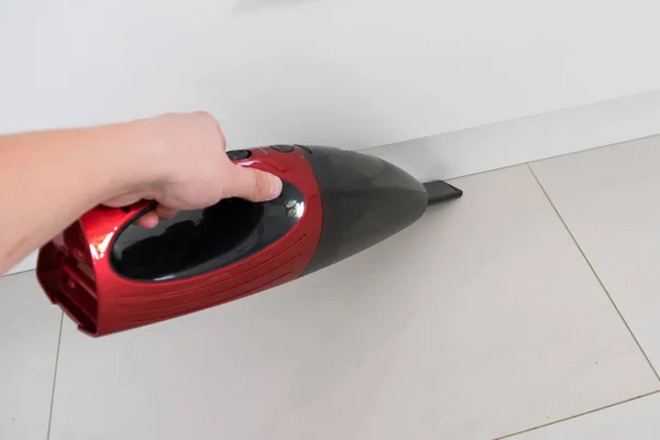 자동차 진공청소기 자동차 진공청소기를 손으로 바닥을 청소하는 — 스톡 사진