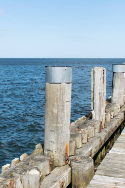 Eski ahşap iskele, denize karşı ahşap marina..