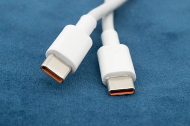 Koyu arkaplanda beyaz USB-C eklentisi USB-C görünümü.