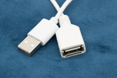 Koyu bir arkaplanda USB tip A yakın plan.