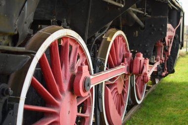 Ray üzerinde eski bir buhar lokomotif duran tekerlekli