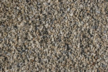 Gri çakıl taşları üst görünüm. Çakıl yolu arka planı. Yıkıntı taşları yüzeye yakın.