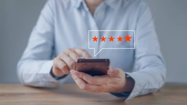 Pozitif geri bildirim, görüş servisi, anket raporu için beş yıldızlı akıllı telefonu kullan. Müşteri hizmetleri deneyimi ve iş memnuniyeti anketi.