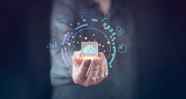 Bulut hesaplama iş iletişimi teknolojisi. Genel ağ depolama, dijital bilgi ağı sunucusu, kablosuz bağlantı veritabanı sembolü, ortam yazılımı taşınabilirliği, İnternet erişimi kavramını kavra.