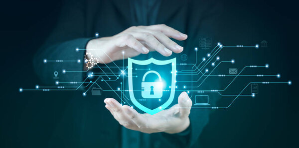 Защитный компьютер в руках бизнесмена на синем фоне. Щит Интернет защищен от хакерских атак, конфиденциальность сети, антивирусное программное обеспечение, система защиты экрана.