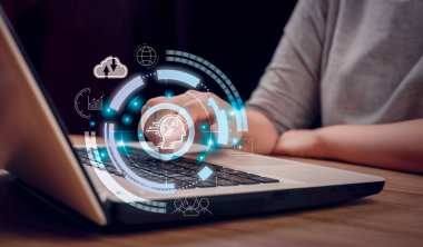 İşadamı dijital teknoloji bağlantısı ve pazarlama için akıllı cihazlar kullanıyor, yapay zeka bağlantıları, internet gibi şeyler. Akıllı robot yapay zeka, gelecekteki teknoloji dönüşümü.