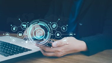 Akıllı ev konsepti. Taşınabilir bir uygulamada uzaktan kumanda. IOT. Nesnelerin İnterneti. Sanal ekranda çok kanallı çevrimiçi iletişim ağı dijital 4.0 teknolojisi, denetim uygulaması.