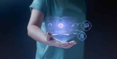 İş kadını elleri sanal ekran HUD hologramını tutuyor. Açık veya medya Futuristik şablon görüntüleme hologram ızgara arayüzü kavramı. Dijital dönüşüm, yenilik ve gelecek konsepti. D