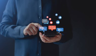 Sosyal medya ve dijital online konsept, akıllı telefon kullanan kadın. Tatilde yaşamak ve sosyal medyada oynamak. Sosyal Mesafe, Evden Çalışma kavramı.