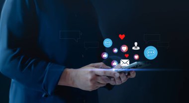 Sosyal medya ve dijital online konsept, akıllı telefon kullanan kadın. Tatilde yaşamak ve sosyal medyada oynamak. Sosyal Mesafe, Evden Çalışma kavramı