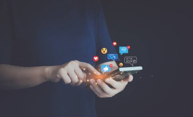 Çevrimiçi mesajlaşma kavramı siber alemde, iş ağında. Kadınlar akıllı telefon daktilo, sohbet ya da yorum kullanarak el ele tutuşur. Sosyal medya iş iletişimi teknolojisi üretiyor.