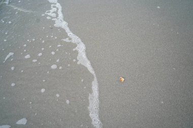 Yağmur yağmak üzereyken çekilmiş deniz resmi.