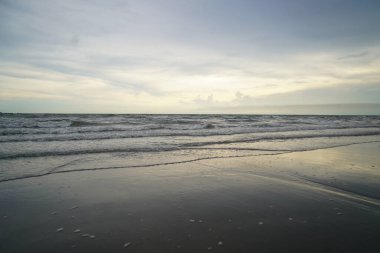 Yağmur yağmak üzereyken çekilmiş deniz resmi.