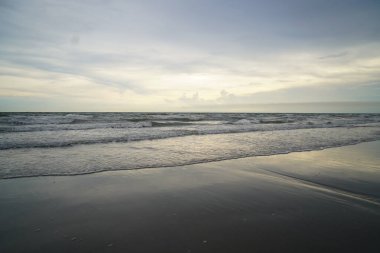 Yağmur yağmak üzereyken çekilmiş deniz resmi.