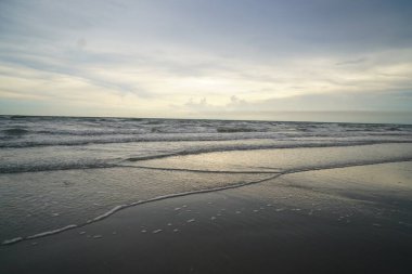 Yağmur yağmak üzereyken çekilmiş deniz resmi.