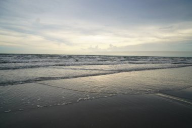 Yağmur yağmak üzereyken çekilmiş deniz resmi.