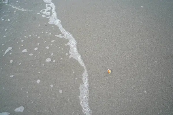 Yağmur yağmak üzereyken çekilmiş deniz resmi.