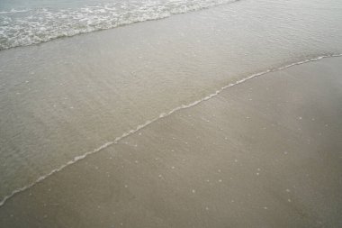 Yağmur yağmak üzereyken çekilmiş deniz resmi.