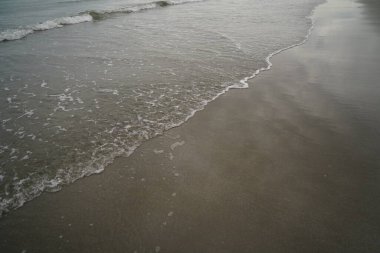 Yağmur yağmak üzereyken çekilmiş deniz resmi.