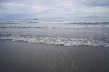 Yağmur yağmak üzereyken çekilmiş deniz resmi.